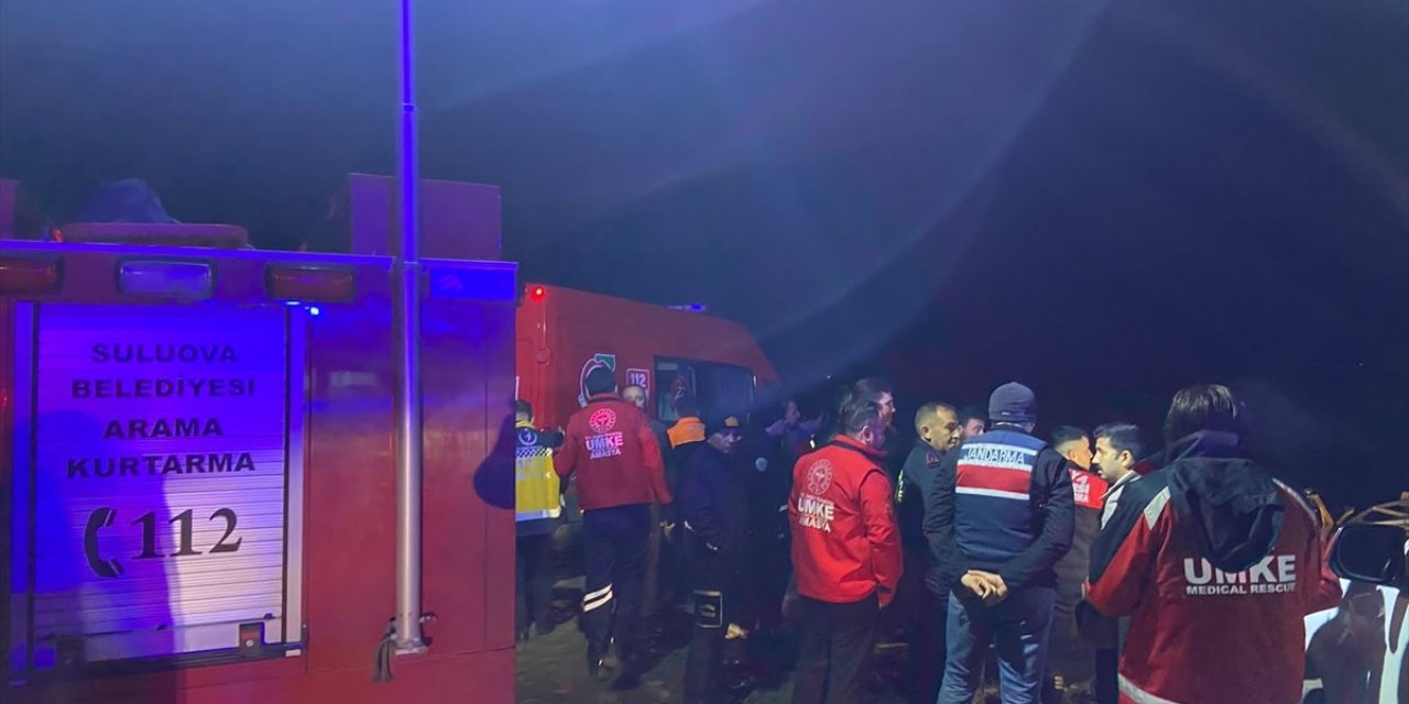 Amasya'da baraj gölünde botları batan 2 kişiden biri kayboldu