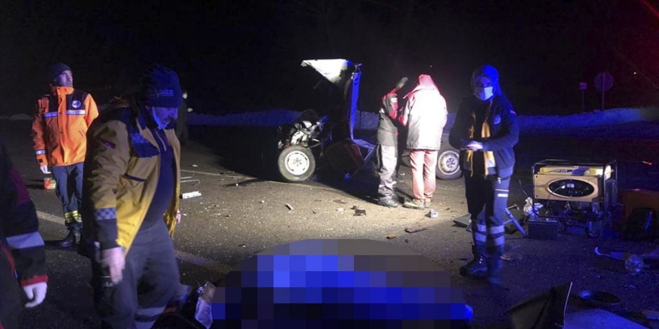 Sivas'ta yolcu otobüsü ile kamyonet çarpıştı: 2 ölü 19 yaralı