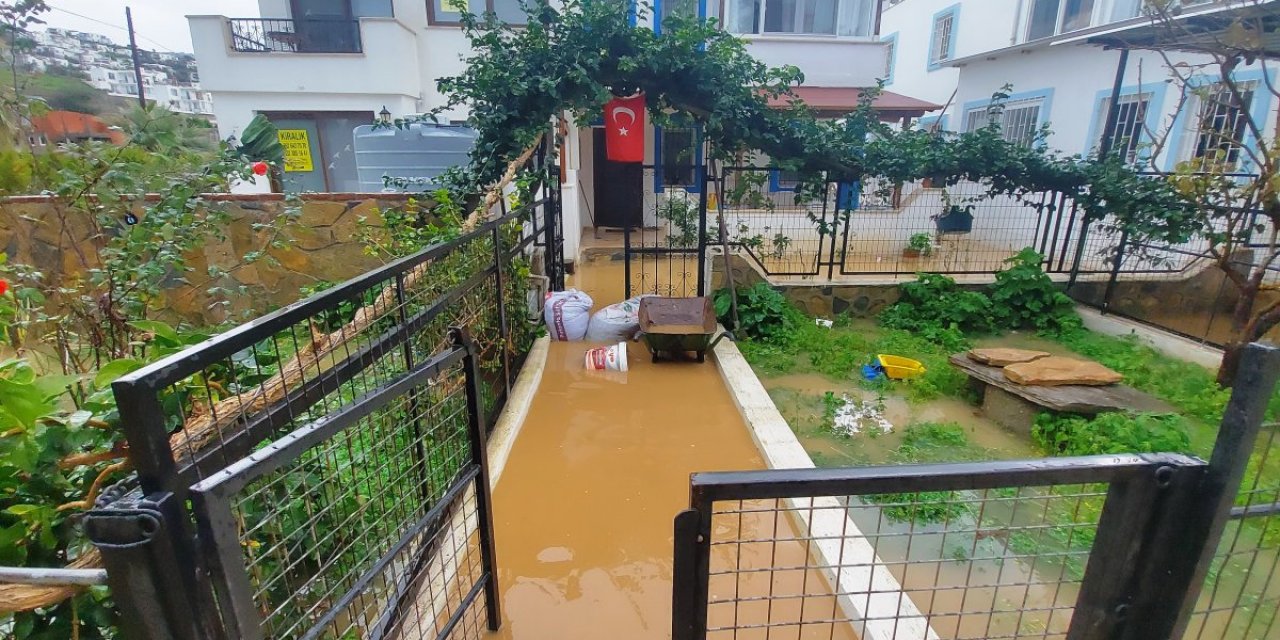 Muğla'da sağanak ve dolu, yaşamı olumsuz etkiledi