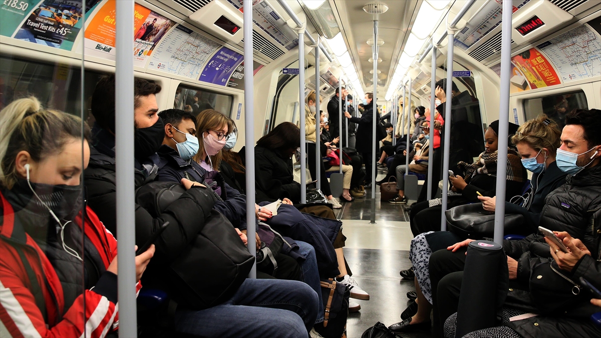 Avrupa İlaç Ajansı: Omicron'un Hızlı Yayılması Bizi Pandemiden Endemiye Götürebilir