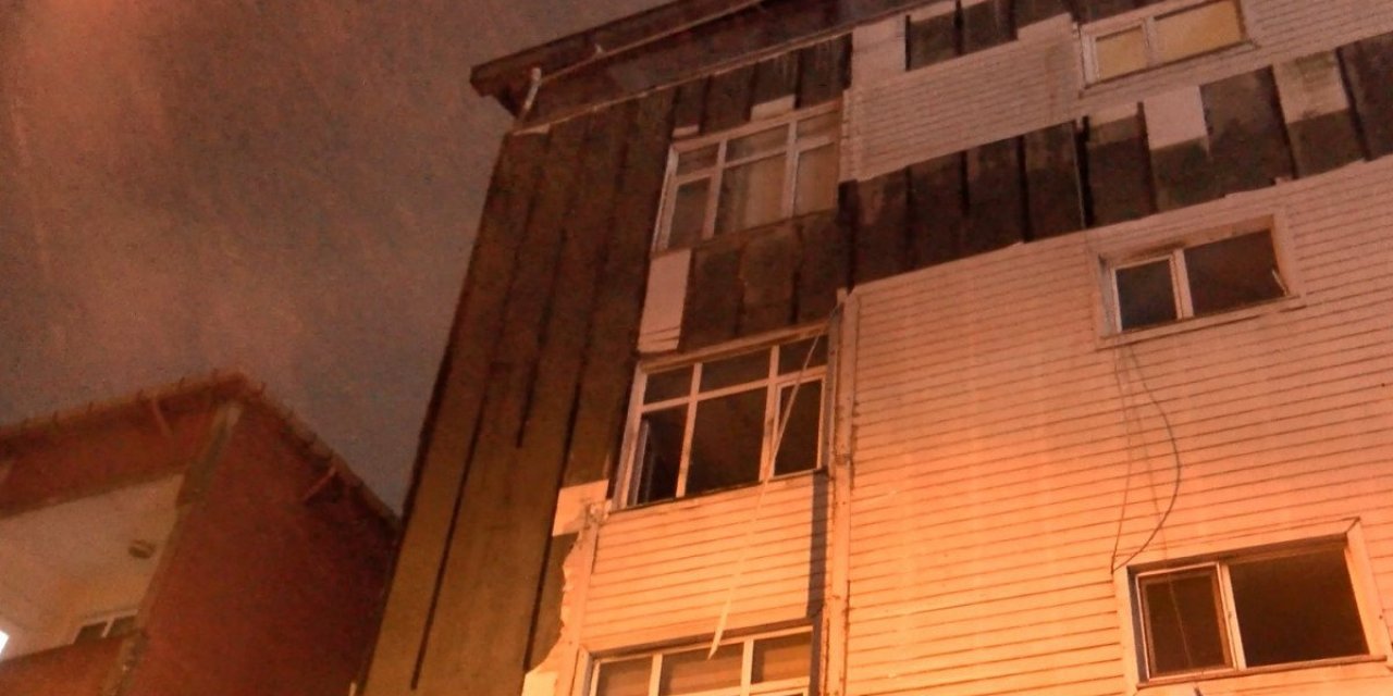 Sultangazi'de rüzgar, bina kaplamasını söktü