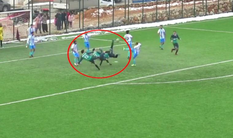 Amatör maçta 3 futbolcunun vole girişimi ilginç anlar oluşturdu