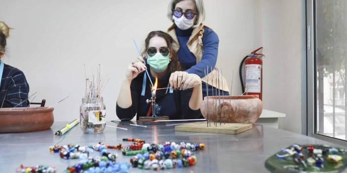 AYDIN’IN NAZAR BONCUKLARI BÜYÜKŞEHİR BELEDİYESİ KURSLARINDA ÜRETİLİYOR