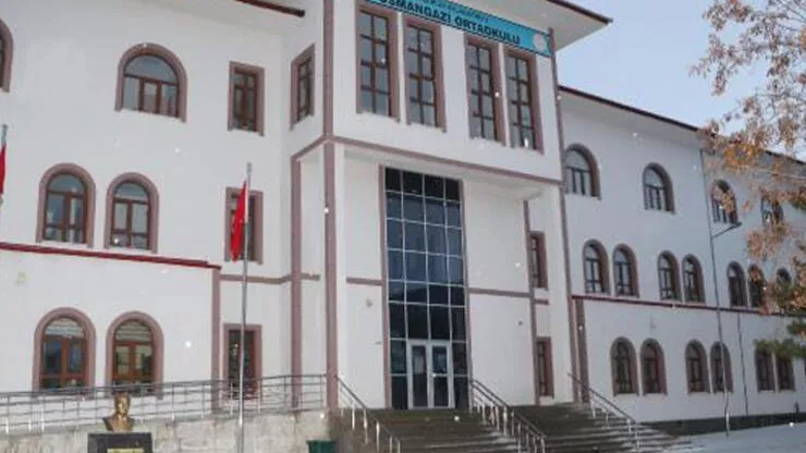 Okulda dehşet saçtı! Müdürü bıçakladı