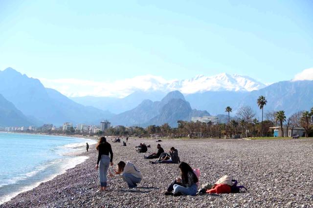 Türkiye donarken Antalya'da güneşi gören sahile geldi