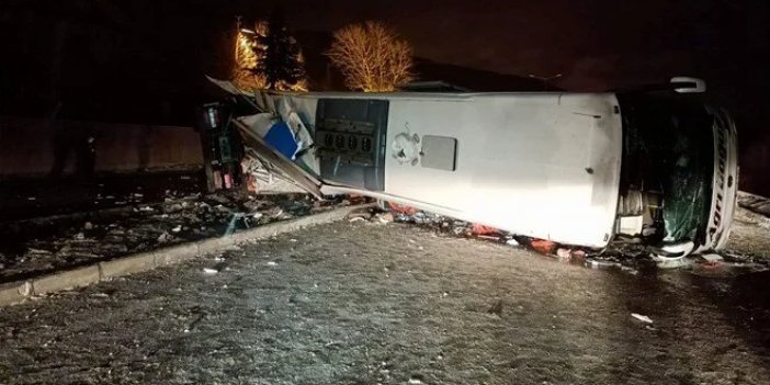Yolcu Otobüsü TIR'a Çarptı, 1 ölü, 27 yaralı
