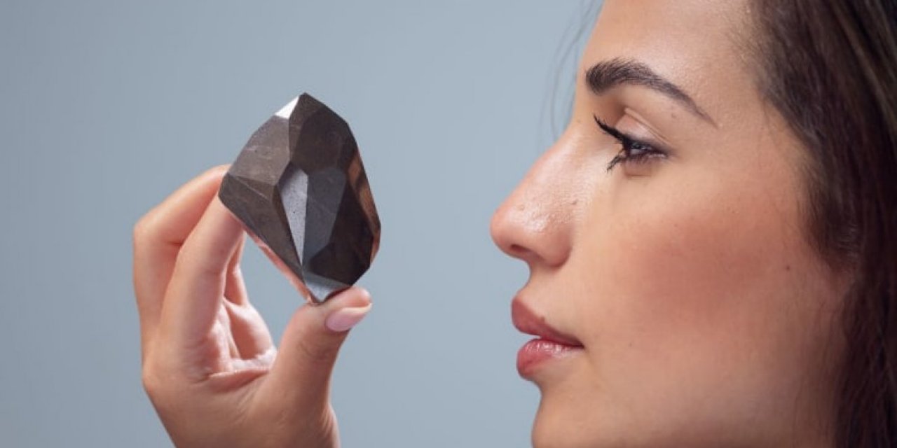Uzaydan geldiğine inanılan 555.55 karatlık siyah pırlanta satışa çıkıyor