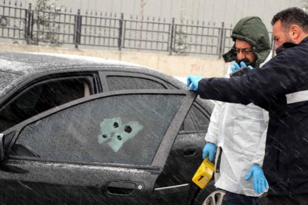 Karısını taciz eden adamı, adliye çıkışı tabancayla vurarak öldürdü