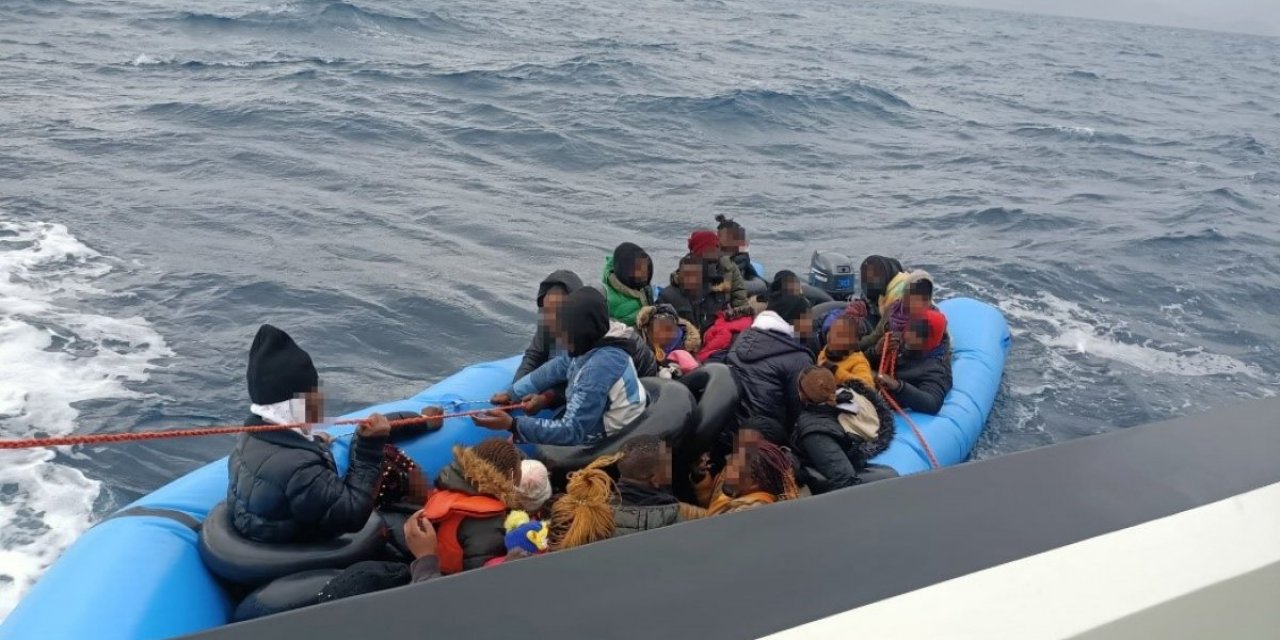 İzmir açıklarında 38 düzensiz göçmen Sahil Güvenlik tarafından kurtarıldı