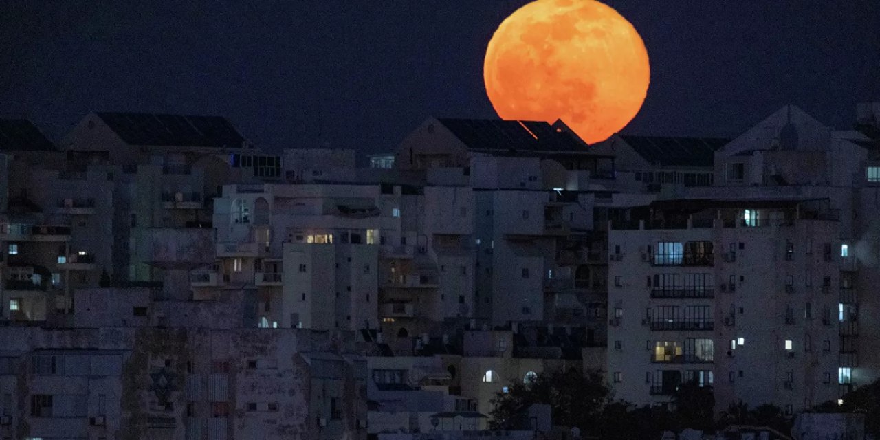 2022'nin ilk dolunayı dünyanın dört bir yanından görüntülendi