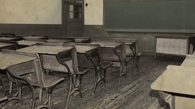 Öğretmeninin kendisine yaptığını hazmedemedi, 50 yıl sonra yeniden okula gitti