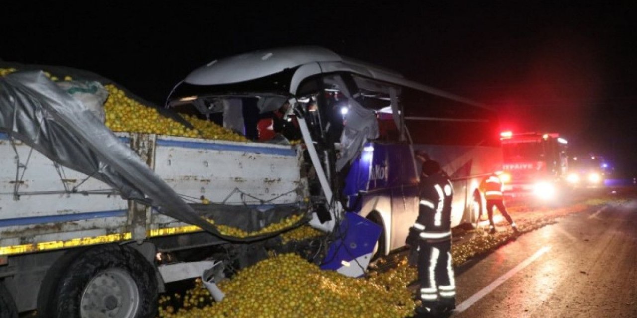 Denizli'de yolcu otobüsü tıra arkadan çarptı