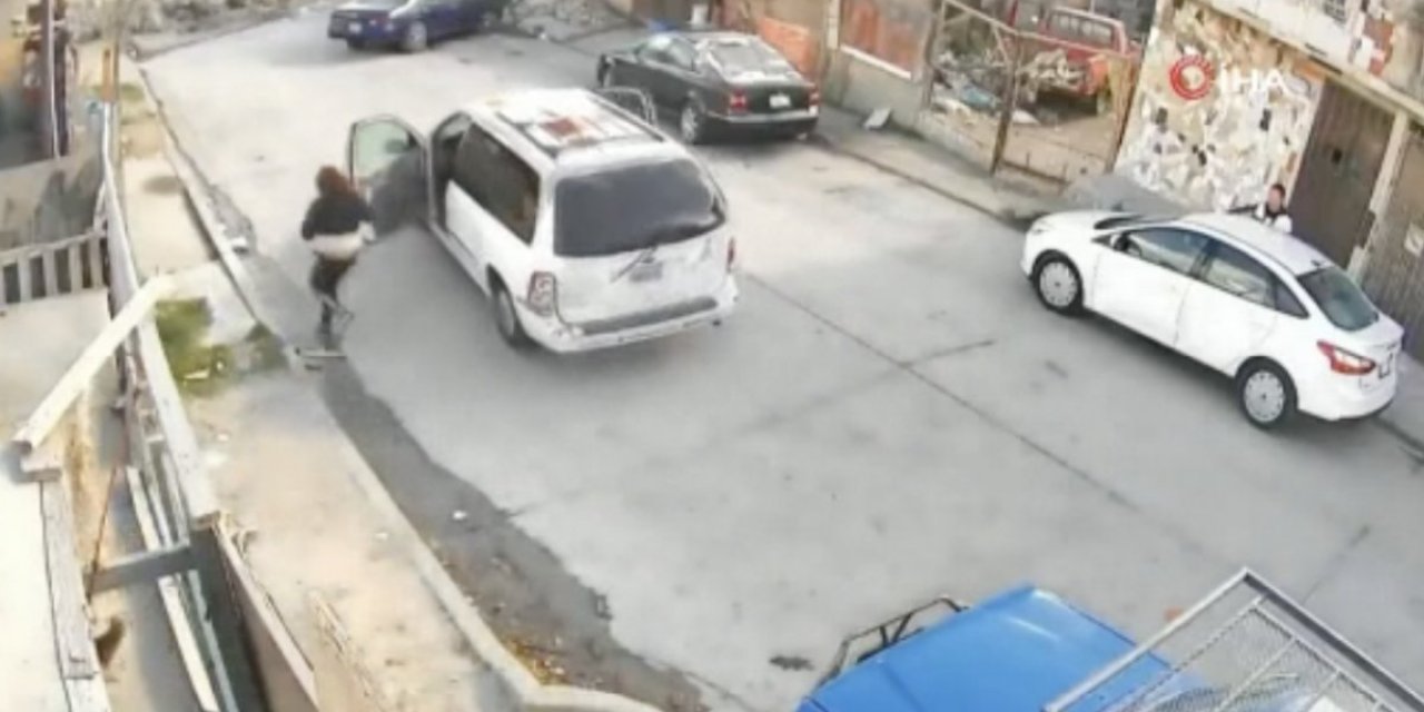 Meksika'da alkollü kadının aracı 3 çocuğuyla çukura düştü