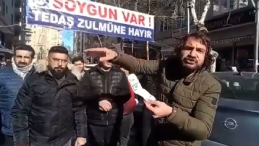 Yüksek elektrik faturalarını gösteren vatandaşlar ‘Soygun var’ pankartı açtı