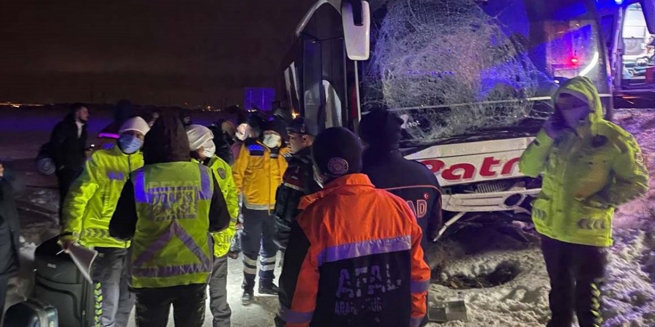 Aksaray'da yolcu otobüsü şarampole düştü: 4 yaralı