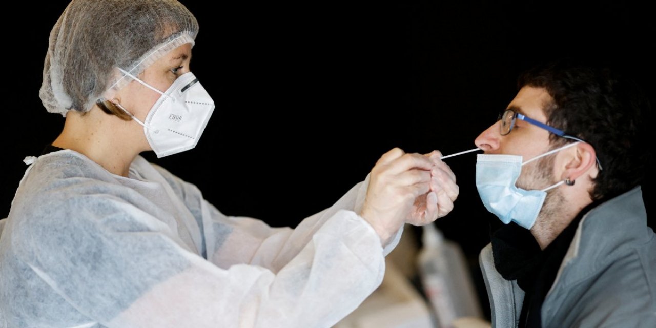 Fransa'da günlük vaka sayısı son 4 gündür 400 bini geçti