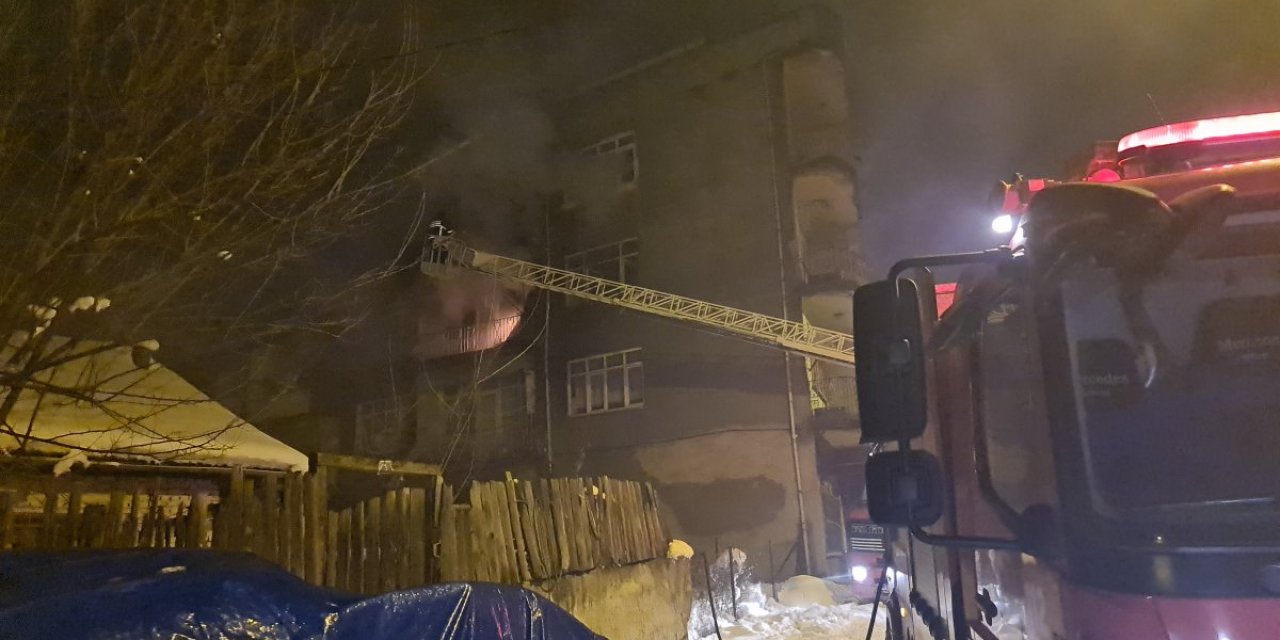Karabük'te 3 katlı binada yangın çıktı