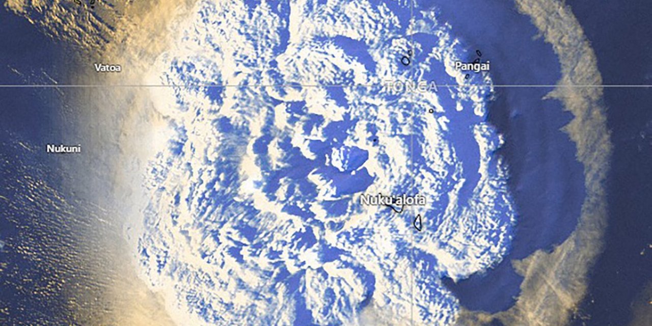 Tonga'daki yanardağ patlamasından sonra duman bulutu 55 kilometre yüksekliğe ulaştı