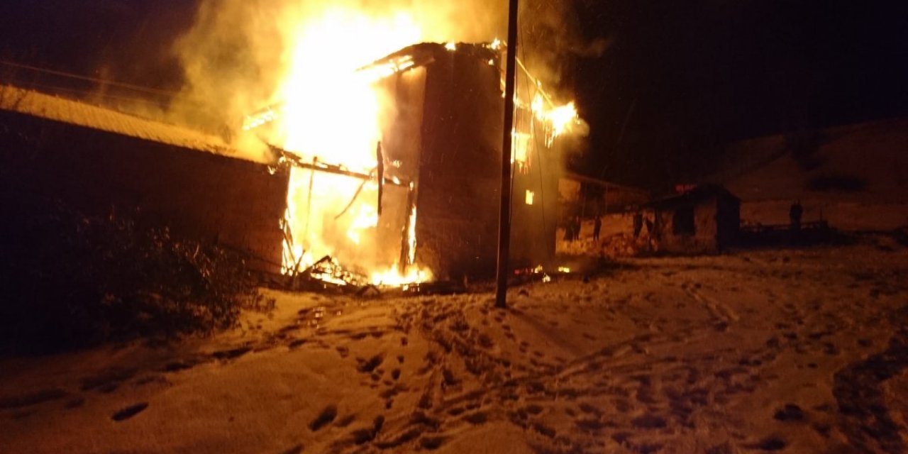 Kütahya'da yanan evi kar topu ile söndürmeye çalıştılar