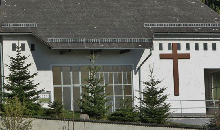 Maaşını alabilmek için ölüyü postaneye götürdüler