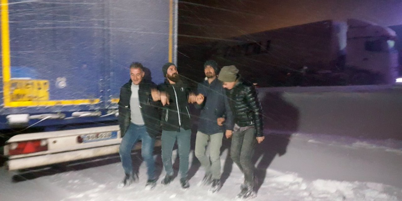 Erzincan'da, soğuk havada, tır sürücüleri halay çekerek ısınmaya çalıştı