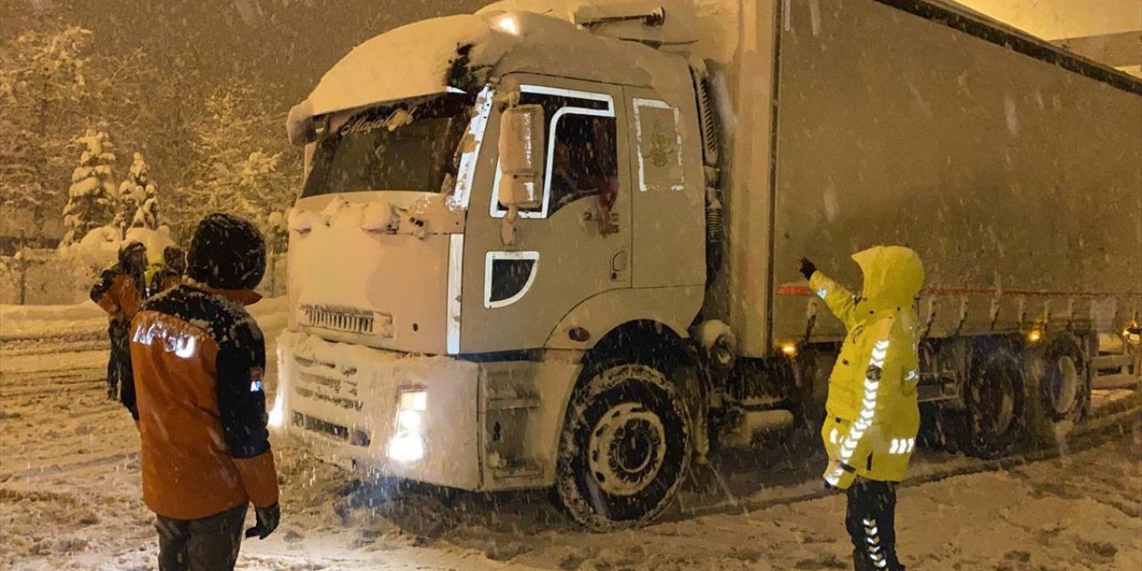 Bolu'daki araç kuyruğu Düzce'ye ulaştı
