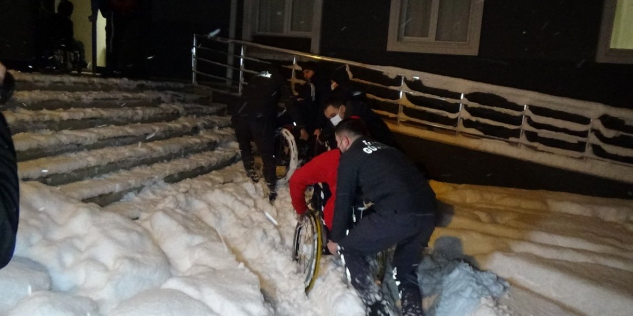 İstanbul'dan maç dönüşü yolda mahsur kalan engelli sporcular, KYK yurduna yerleştirildi