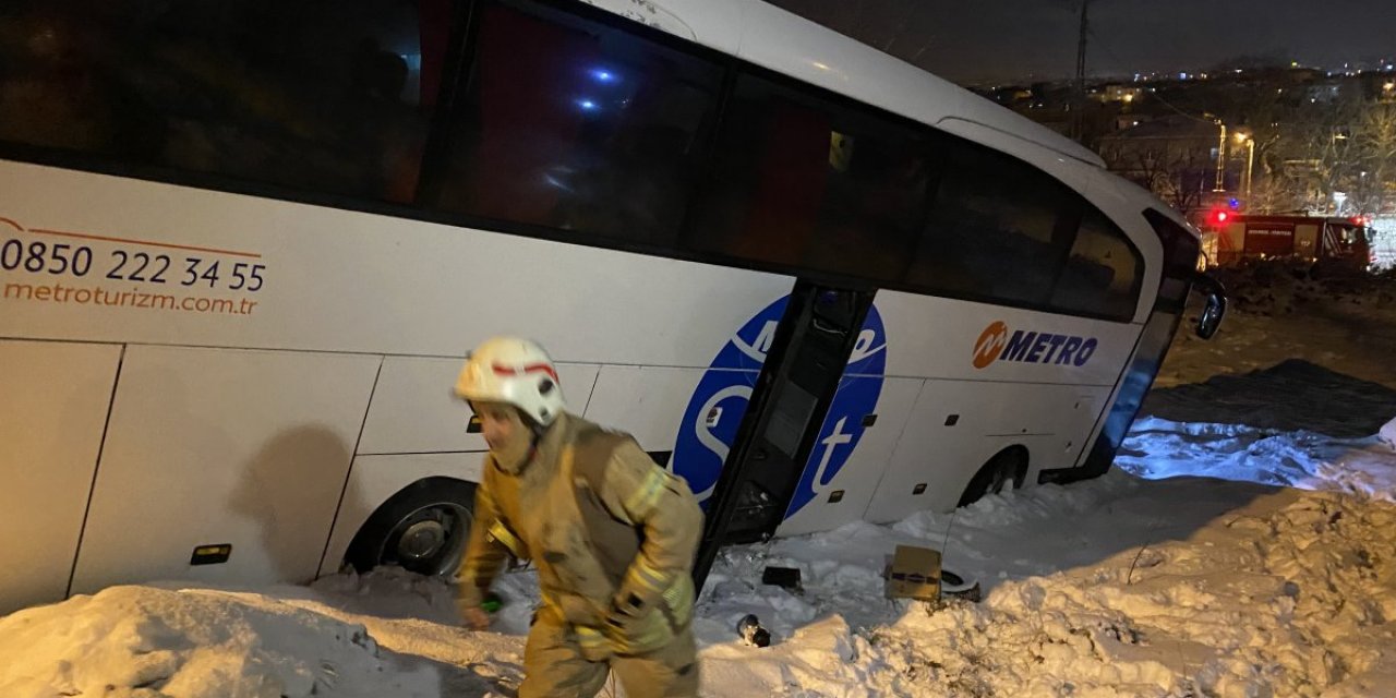 Sancaktepe'de yolcu otobüsü yan yattı