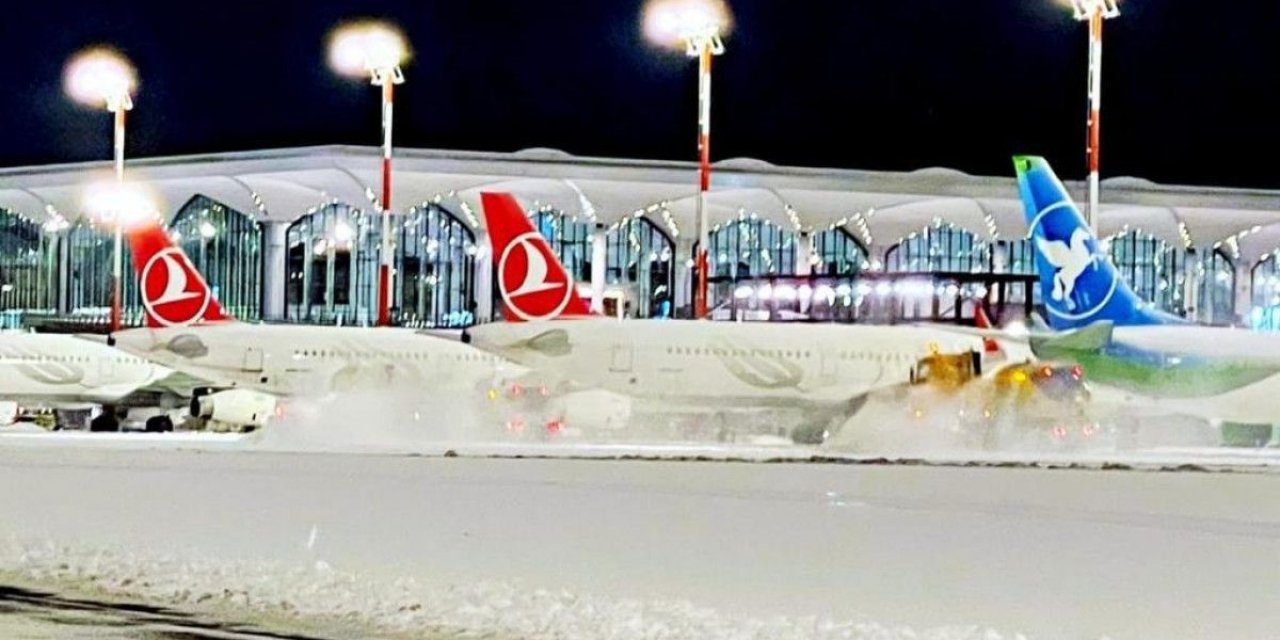 İstanbul'da piste inemeyen uçaklar havada tur attı