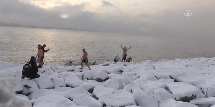 İstanbul'da Buz Gibi Havada Denizde Yüzdüler