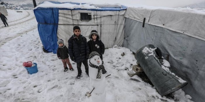 İdlib'deki Kamplarda Gecenin Sessizliğini Üşüyen Çocukların Ağlamaları Bozuyor