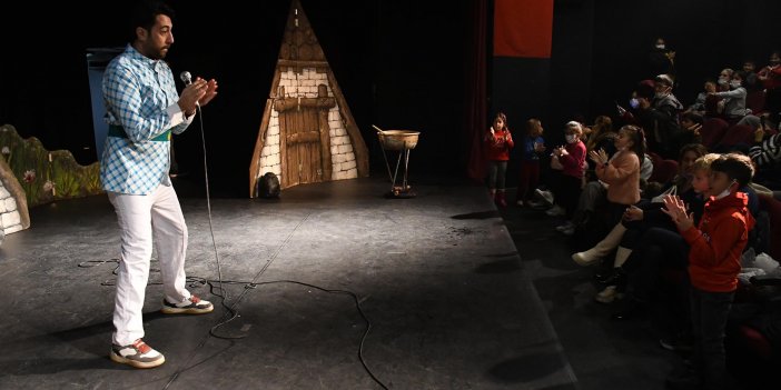 KUŞADASI BELEDİYESİ’NDEN MİNİKLERE KARNE HEDİYESİ