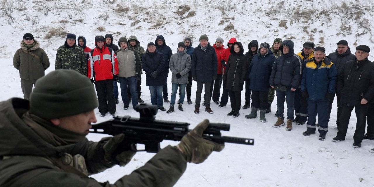 Ukrayna'da halk, Rusya'nın işgal girişimine karşı silahlanıyor
