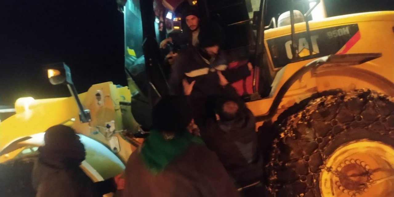 Van’da 4 elektrik şirketi çalışanı donmak üzereyken kurtarıldı