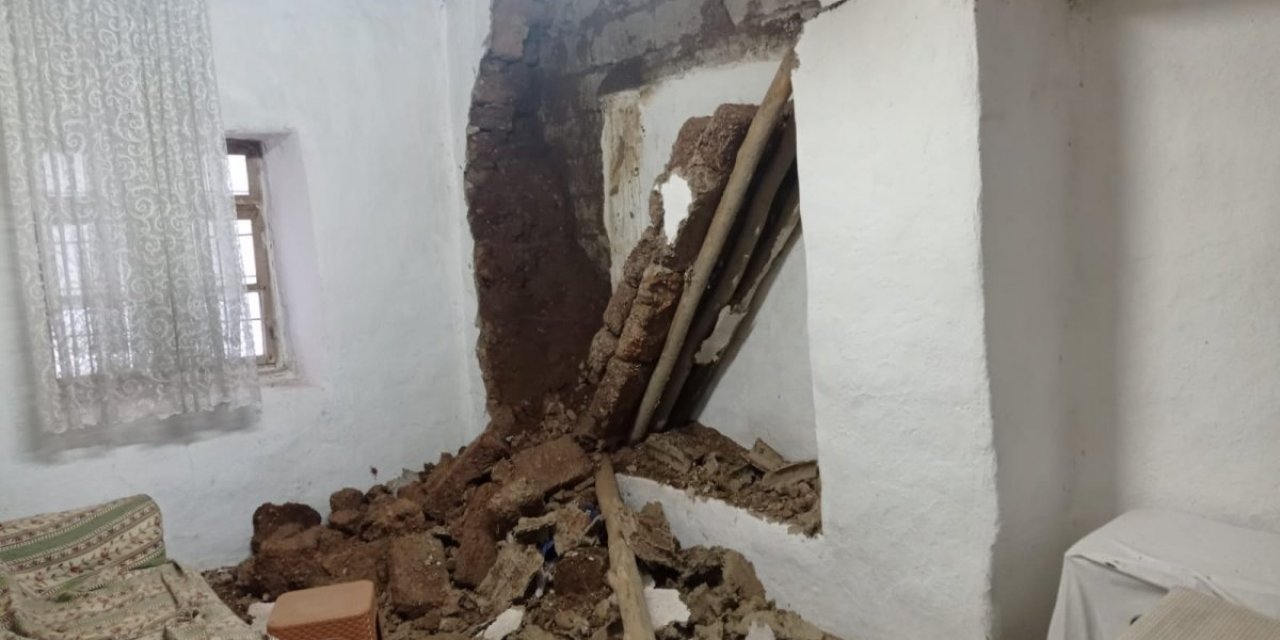 Adıyaman'da etkili olan kar evin duvarını yıktı