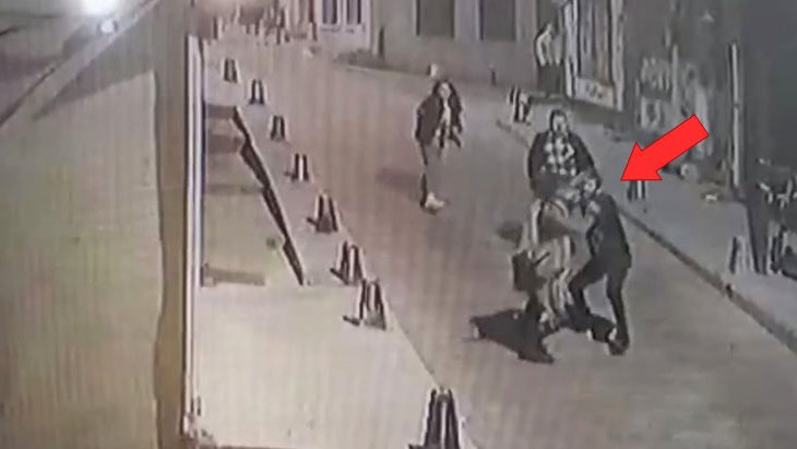 Kafasında şişe kırdı, yerde tekmeledi! Şiddeti camını kırık bulan esnaf ortaya çıkardı