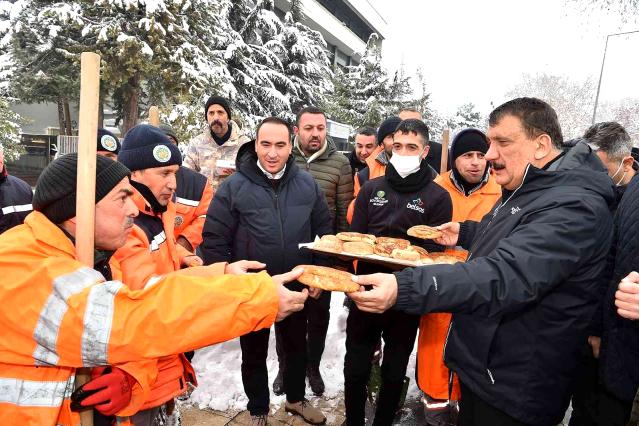 Gürkan, sahada çalışan personellerle bir araya geldi