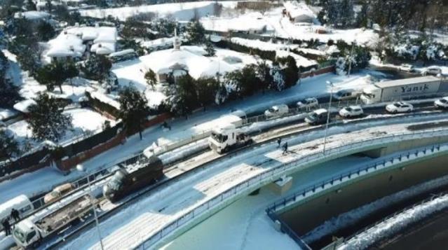 Günlerdir kapalı halde olan Hadımköy yolu trafiğe açıldı