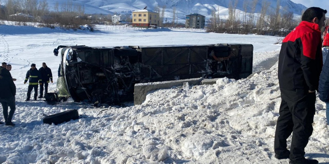 Van'da yolcu otobüsü kaza yaptı: