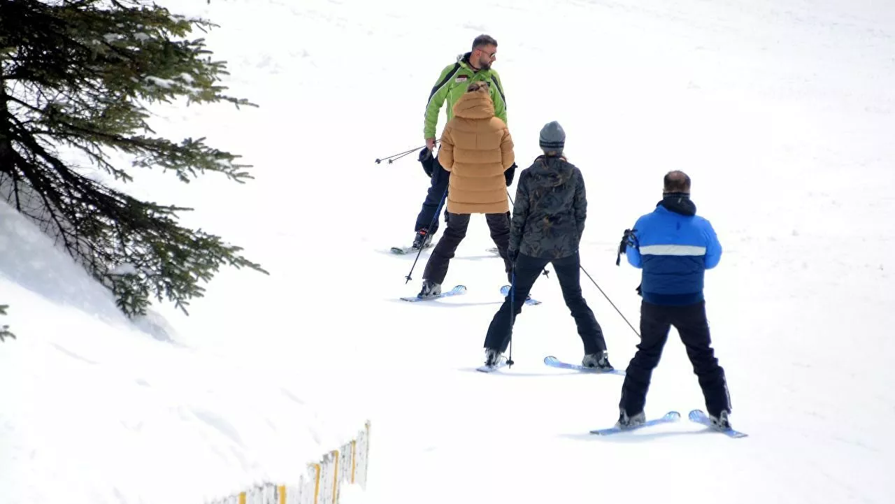 Kartalkaya'daki bir restoranda 8 bin 900 lira hesap geldi: Hamburger 200, şarap 1400 lira