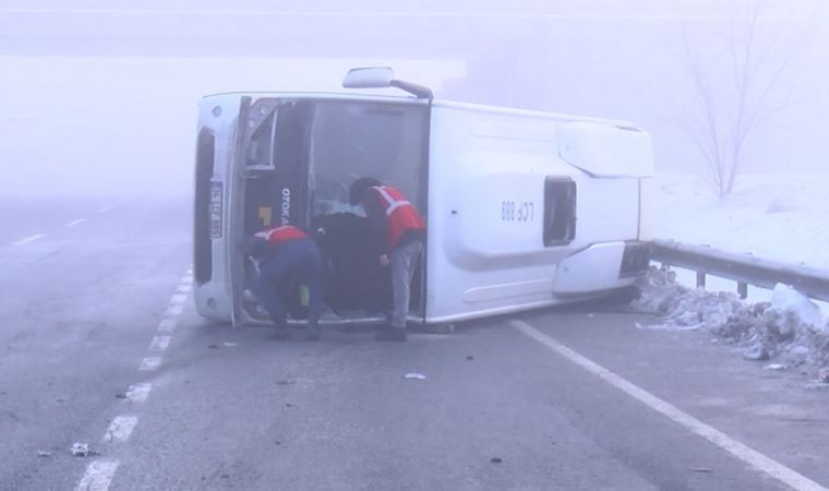 İstanbul'da polisleri taşıyan minibüs devrildi: Yaralılar var