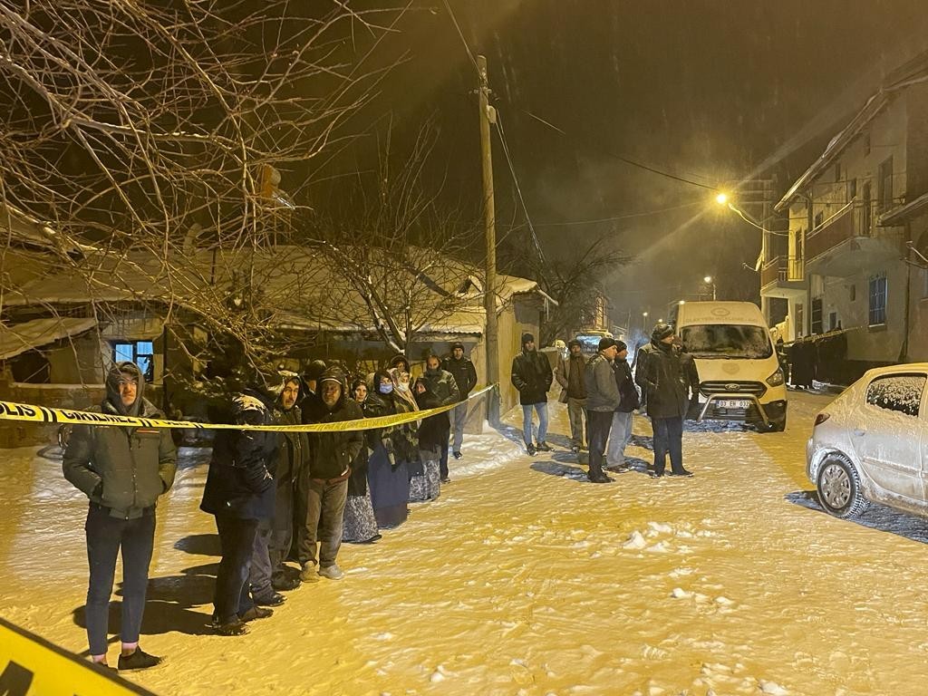 Evinde boğazı kesilmiş halde bulunan kadının oğlu gözaltına alındı