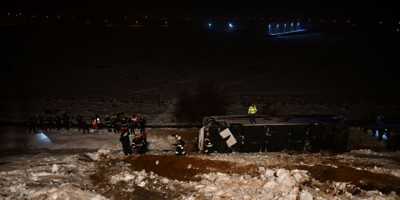 TAG otoyolunda yolcu otobüsü şarampole yuvarlandı: 28 yaralı