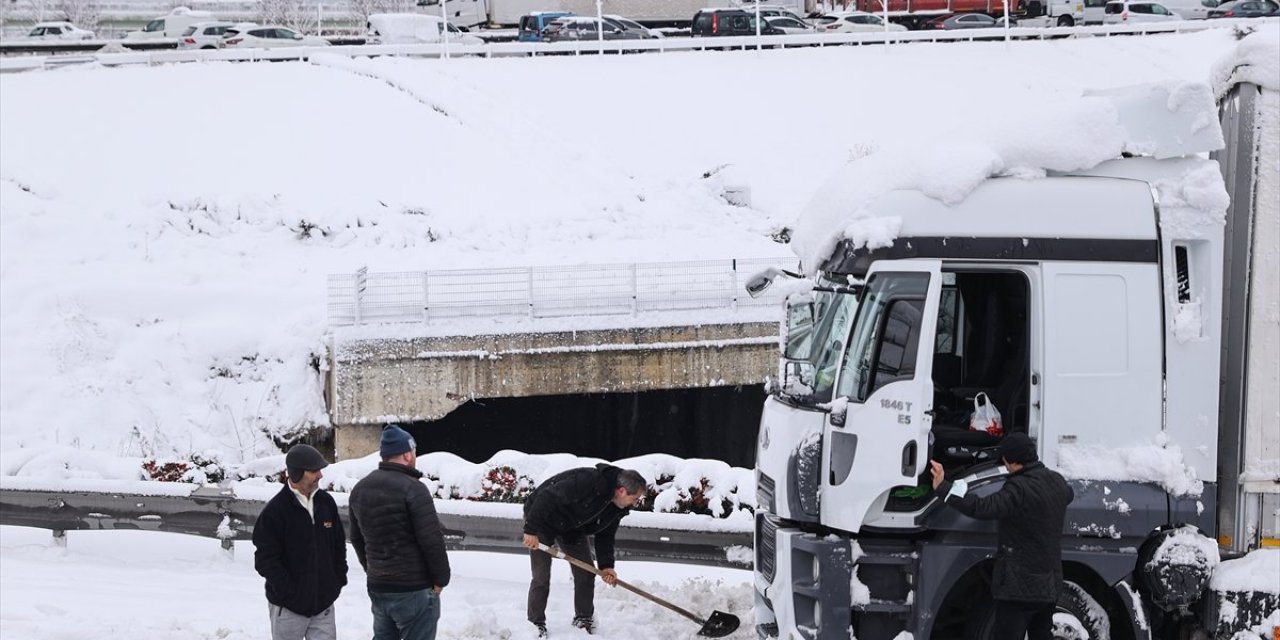 Kuzey Marmara Otoyolu kar yağışında yolda kalanların ücretleri için flaş karar! Bakanlık ceza kesti