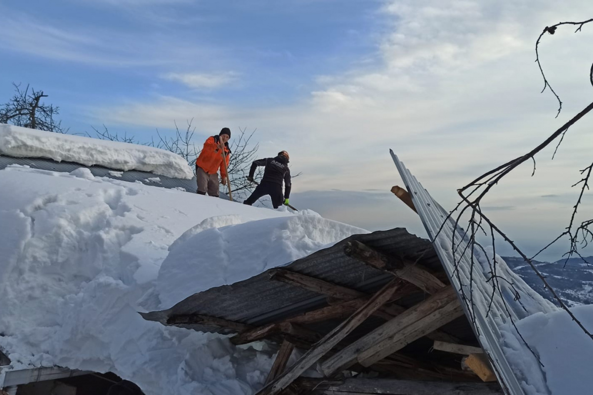 Karın ağırlığına dayanamayan ahırın çatısı çöktü, ekipler hayvanlar için seferber oldu