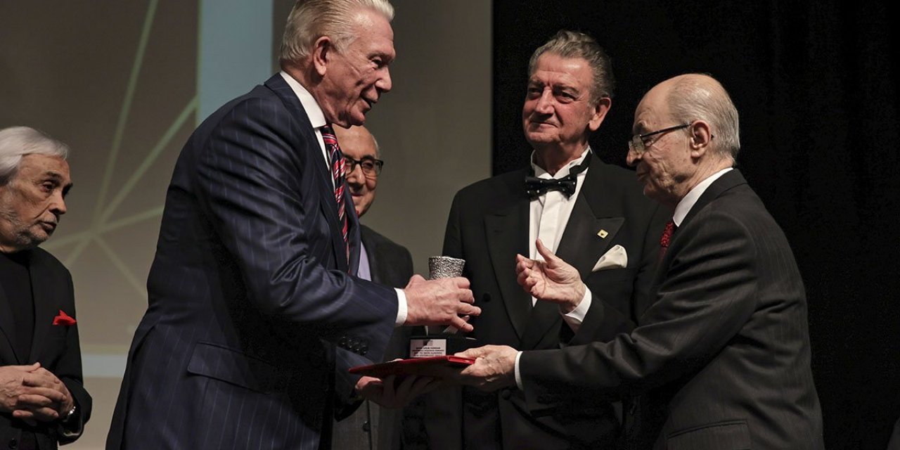 Uğur Dündar'a yılın Atatürkçüsü ödülü verildi