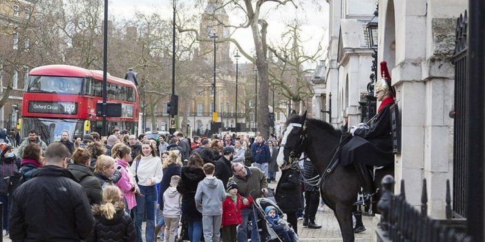 Avrupa, 'omicron Sonrası' Rekor Vaka Artışlarına Rağmen Salgın Önlemlerini Kaldırıyor