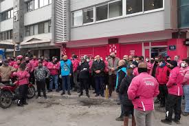 YEMEK SEPETİ KURYELERİ 'ZAM' TALEBİYLE KONTAK KAPATTI