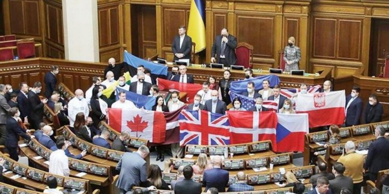 Ukrayna milletvekilleri, Meclis'te Türk bayrağı açtı