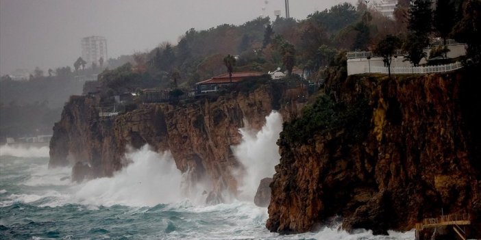 Antalya'da Kuvvetli Rüzgar Ve Yağış Etkili Oluyor